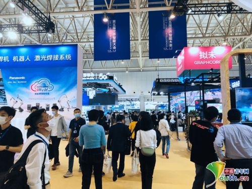 220多家企業(yè)機構(gòu)亮相世界智能大會智能科技展，引市民參觀